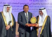 Prof Ganefri Terima Penghargaan dari LIPIA Arab Saudi