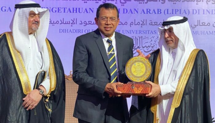 Prof Ganefri Terima Penghargaan dari LIPIA Arab Saudi