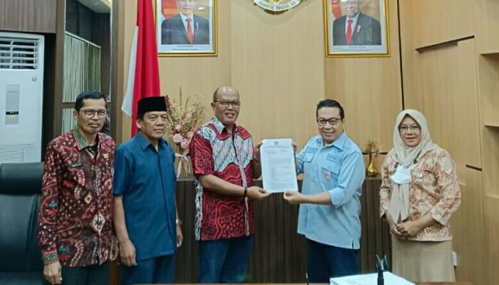 Supardi Terima Berkas Hasil Seleksi Calon Anggota KI Sumbar