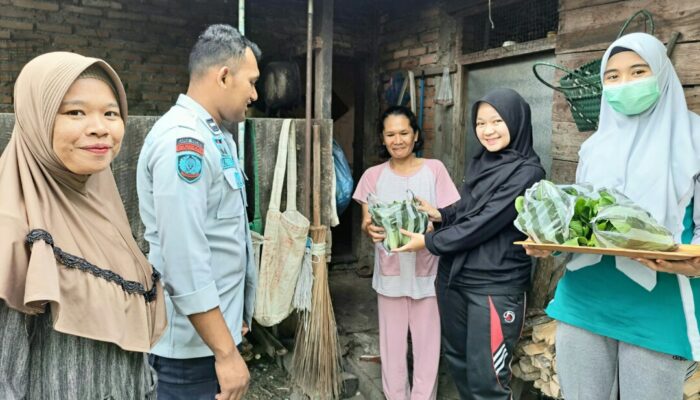 Lapas Suliki Bagikan Hasil Panen Caisim pada Warga