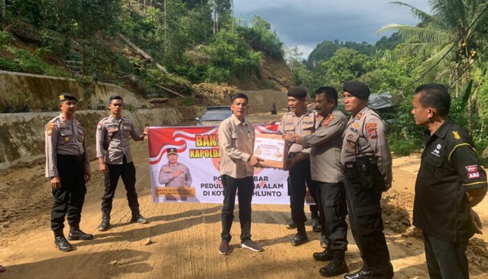 Polda Salurkan 125 Paket Sembako Bagi Korban Longsor Sawahlunto