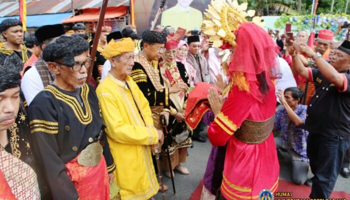 Prof Ganefri Diangkat Jadi Pengulu Suku Banuhampu