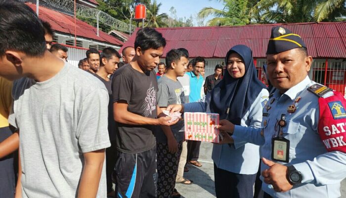 Jaga Kebugaran, WBP Lapas Suliki Dibagikan Vitamin C