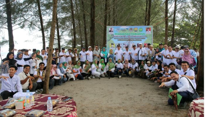 Pascasarjana UNP dan Pusat Studi UBH Tanam Mangrove di Desa Wisata Apar