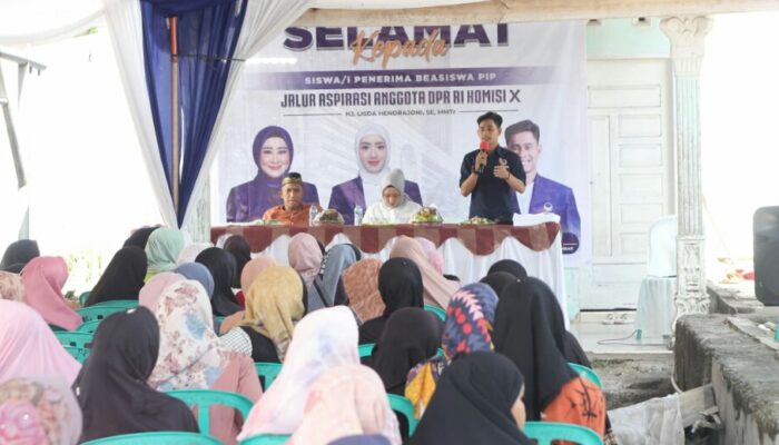 Budi Ramadhon Salurkan 443 Beasiswa PIP jalur Aspirasi Lisda Hendrajoni di Kota Pariaman