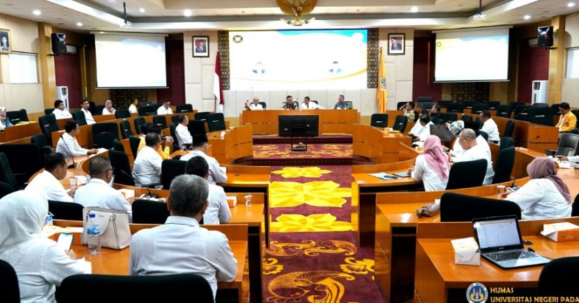 FGD di UNP Dinamika Politik Dihadiri Agung Laksono