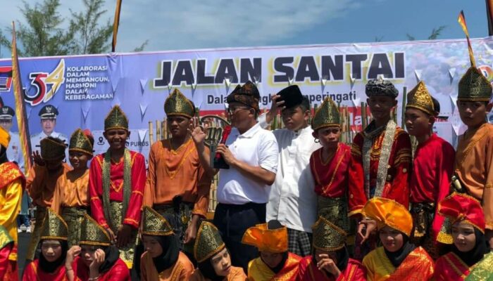 Siswa SMP Padang, Unjuk Kebolehan dibFestival Randai Mandabua Ombak