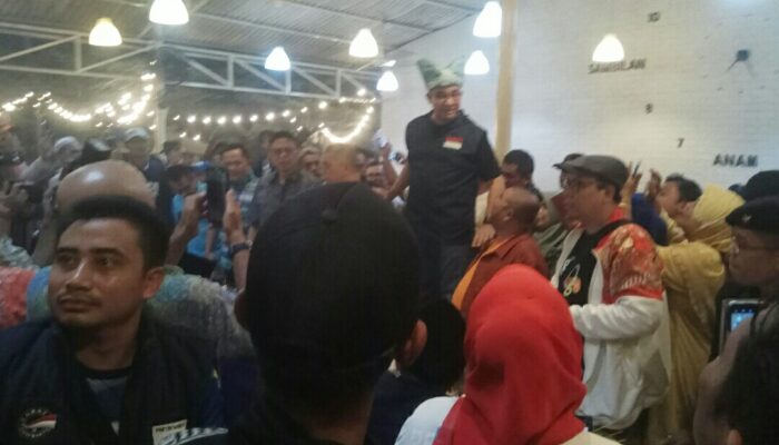 Mendarat di Padang, Capres Anies Langsung Temui Relawan