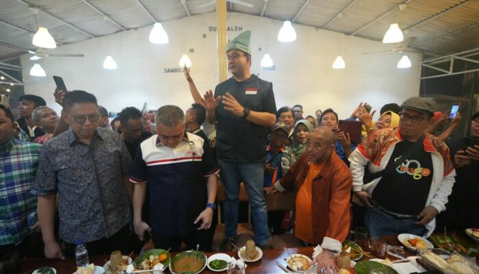 Tiba di Padang, Anies Diteriaki Presiden