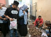 Temani Istri ke Pasar Panji Situbondo, Anies Dikerubuti Pedagang 