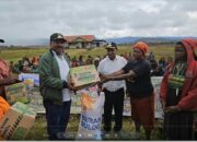 Polri Salurkan Beras dan Sembako untuk Warga Papua