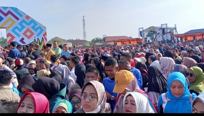 Puluhan Ribu Warga Pariaman Antusias Ikuti Jalan Sehat Gebu Minang