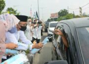Udara Tercemar Asap Wako Padang dan Istri Bagikan Masker