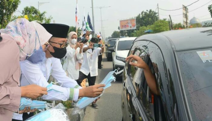 Udara Tercemar Asap Wako Padang dan Istri Bagikan Masker