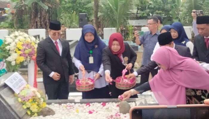 HKN ke 59, Gubernur dan Direktur RSUP Tabur Bunga ke Makam DR. Moh Djamil