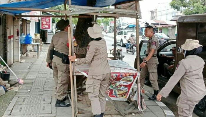 Satpol PP Padang Tertibkan Bangunan dan Lapak Liar