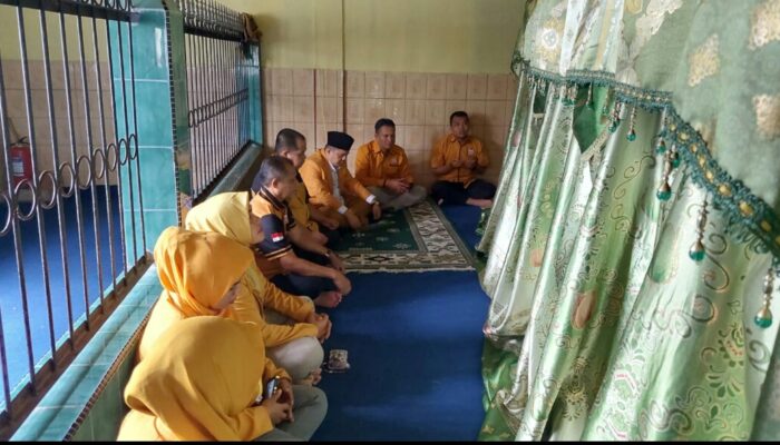 Febby Dt Bangso Ziarah ke Makam Syech Ibrahim Kumpulan