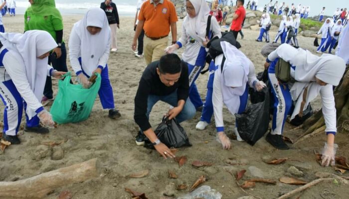 Wawako Bersama Siswa SMP 1 Bersihkan Pantai Padang