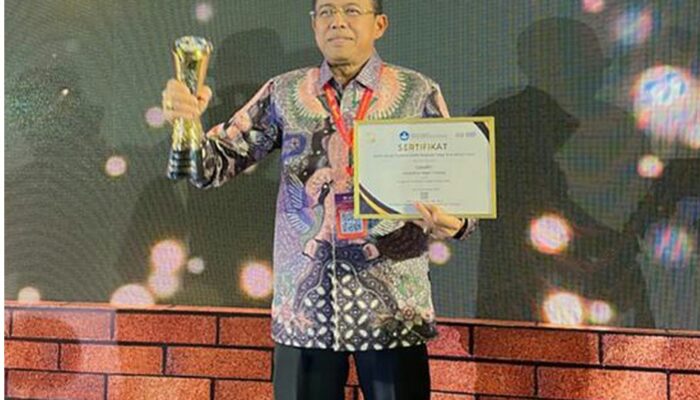 Rektor UNP Prof Ganefri, Raih Anugerah Academic Leader Rektor Terbaik se Indonesia