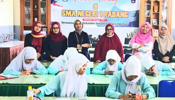 Forum Wartawan FJPI Ajarkan Trik Menulis di SMA 1 Padang