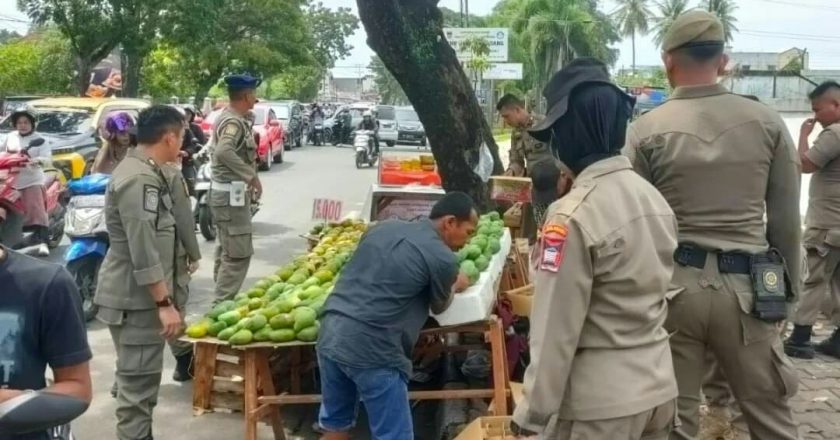 Satpol-PP Padang Terus Ingatkan Pedagang di Trotoar