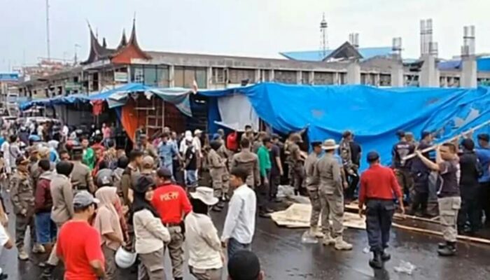 Satpol-PP Padang Angkut Payung Pedagang Pasar Membandel
