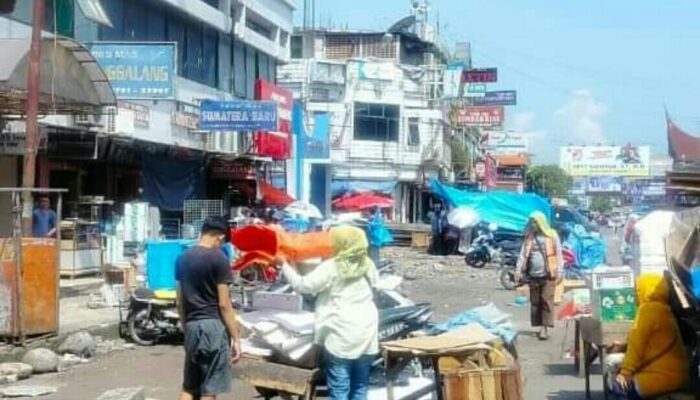 PKL Pasar Raya Padang Masih Bandel, Ditertibkan Satpol-PP