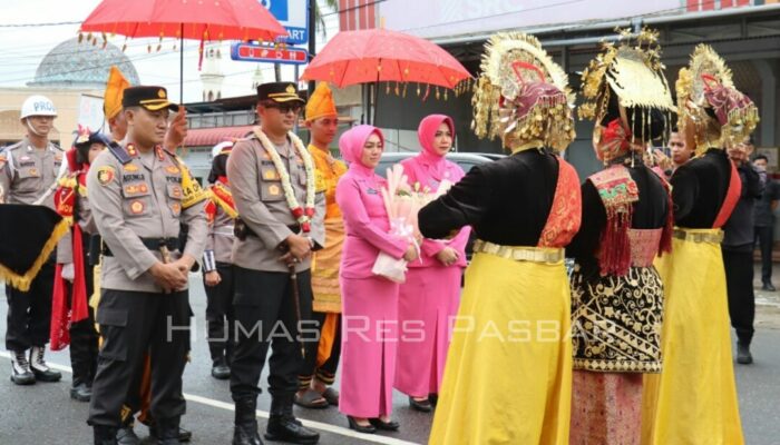 Kapolres Baru Pasbar Disambut tradisi Farewell And Welcome Parade