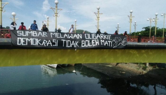Sumbar Melawan Oligarki terbentang di Jembatan Siti Nurbaya