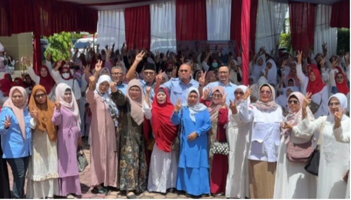 Ratusan Mak-mak Kota Padang Deklarasi Dukung Prabowo-Gibran