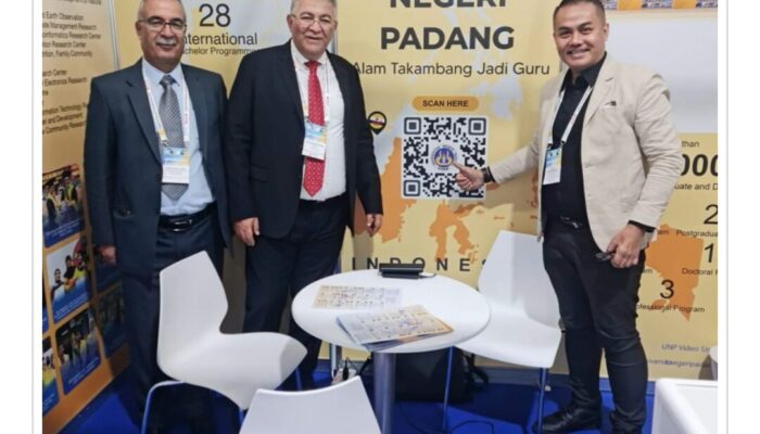 Rektor Al-Quds Palestina Kunjungi Booth Stand UNP di EURIE Istanbul