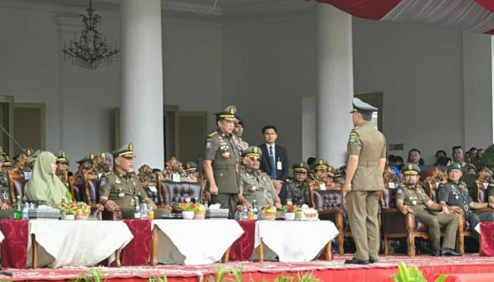 Mendagri Kasi Piagam Penghargaan Karya Bhakti Peduli Satpol PP Kepada Gubernur