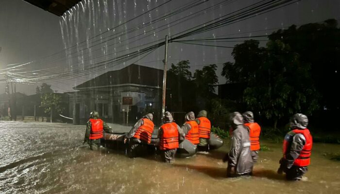 Tim SAR Brimob Bantu Warga Terjebak Banjir di Tunggul Hitam