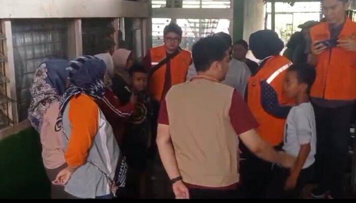 BPBD dan Tim Dokter RSUP M.Jamil Padang Tinjau Pengungsi di SDN 32 Banuaran