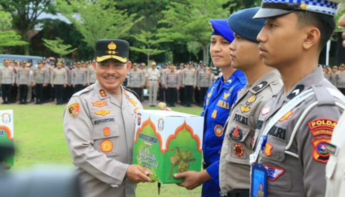 Kapolda Serahkan Paket Lebaran kepada Personel dan ASN