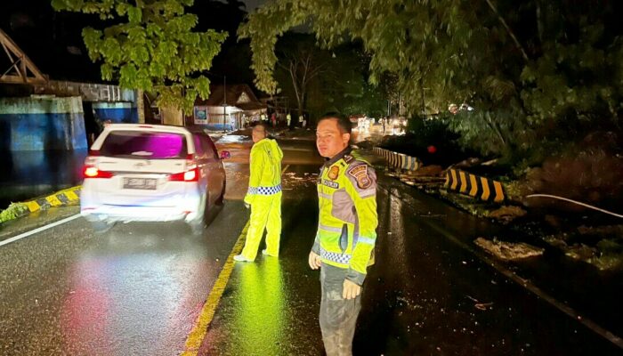 Lumpuh Empat Jam, Jalan Padang-Bukittinggi Sudah Oke