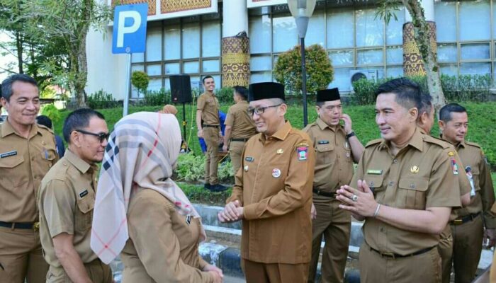 Kerja Pasca Libur Lebaran, Wako dan Wawako Padang saling Bermaafan