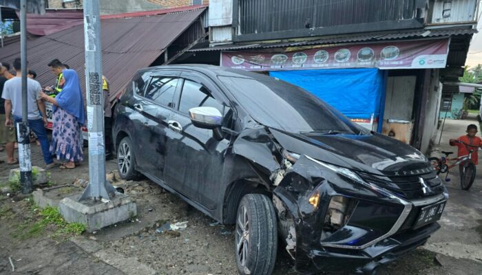 Diduga Mabuk, Xpander Hantam Toko dan Traffic Light Hingga Roboh