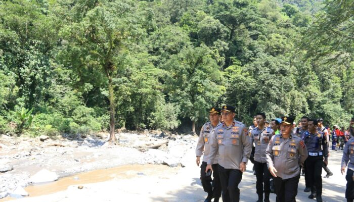 Wakapolda Tinjau Jalan Putus di Lembah Anai, 900 Personel Diturunkan