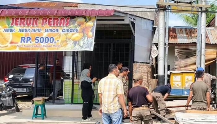 Abaikan Peringatan Satpol PP Padang Terpaksa Bongkar