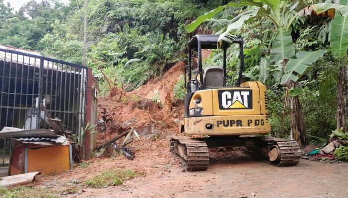 Longsor di Perumahan Graha lll Pemko Padang Turunkan Alat Berat