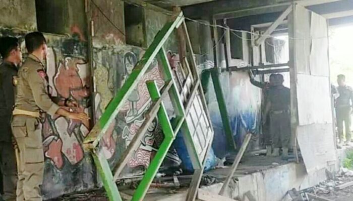 Satpol PP Bongkar 4Lapak dan 1Bangli di Kawasan Pantai Padang