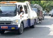 Dishub Padang Razia dan Derek Mobil yang Parkir Sembarangan