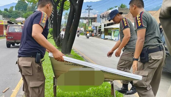 Satpol-PP Padang Turunkan Baliho, Poster Tak Berizin