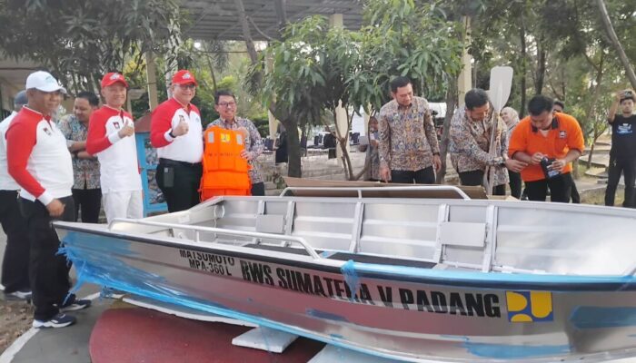 Pemko Padang Terima Perahu Pembersih Sampah BWS V Sumatera