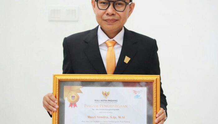 HUT Padang ke-355, Musfi Yendra Terima Pin Emas sebagai Tokoh Termuda