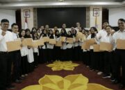 UNP Serahkan 150 SK CPNS dan PPPK, Rektor Dorong Peningkatan Kompetensi