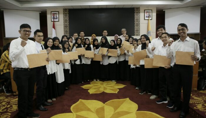 UNP Serahkan 150 SK CPNS dan PPPK, Rektor Dorong Peningkatan Kompetensi