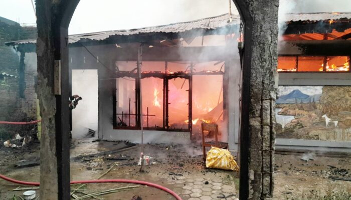 Kebakaran di Kuranji Dua Rumah Satu Motor Ludes Terbakar