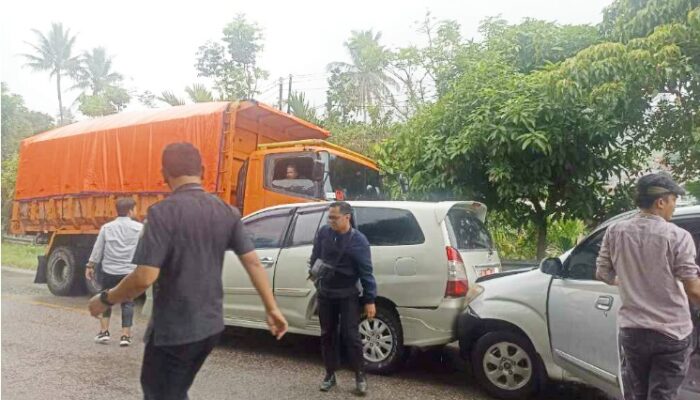 Kecelakaan Beruntun di Jalan Salayo Libatkan Mobil Bawaslu Sumbar